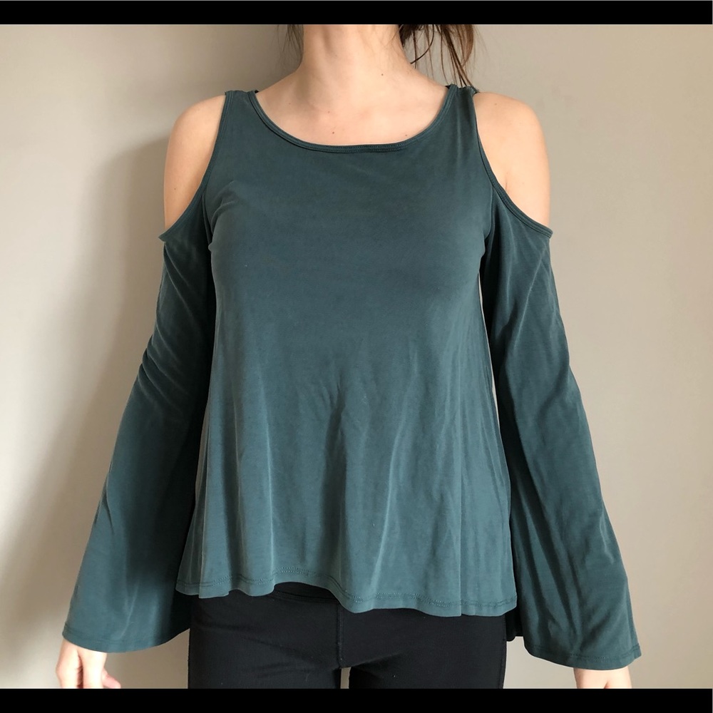 Off-the-shoulder tee